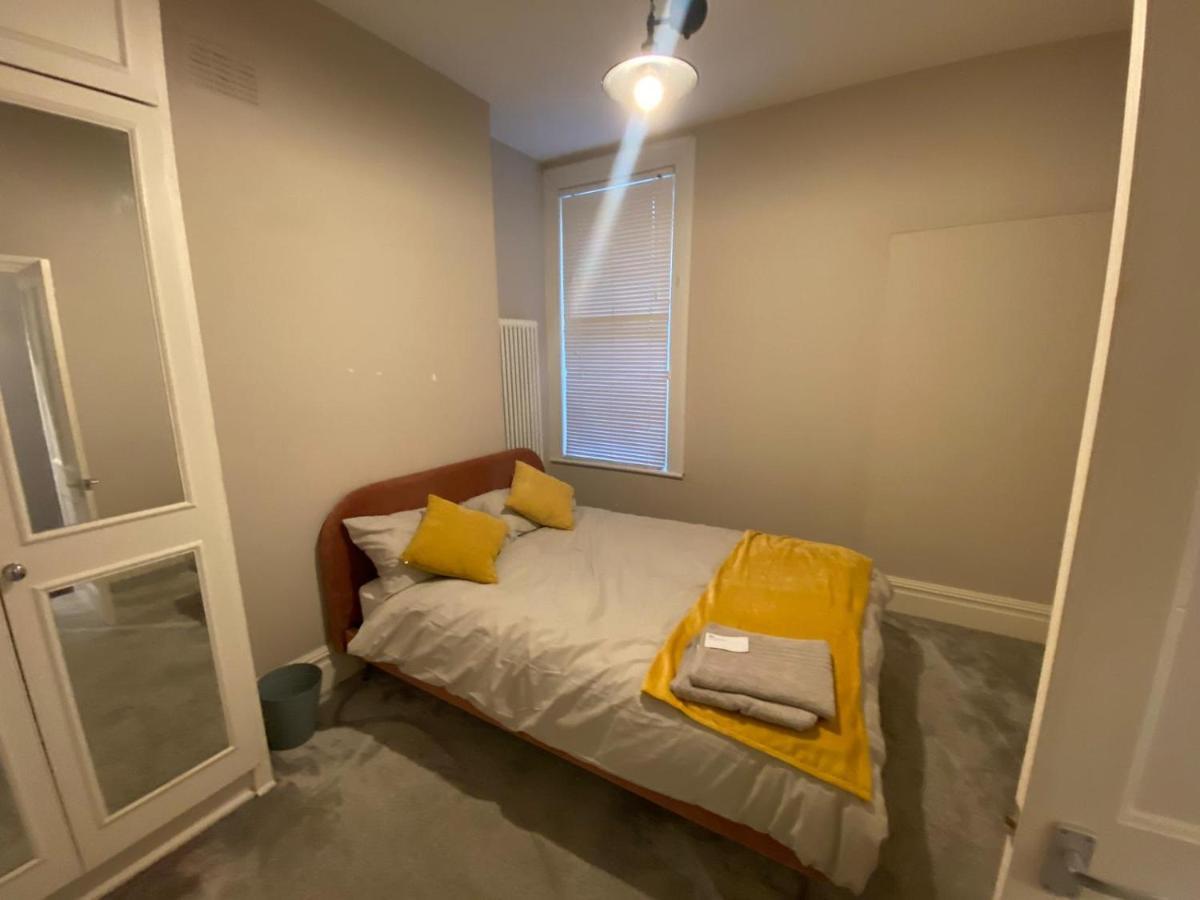 Spacious 2-Bed Apartment Лондон Экстерьер фото